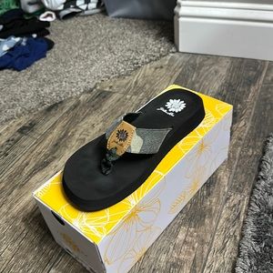 Women’s yellow box size 6.5